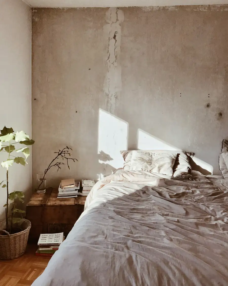 Letto con lenzuola di lino accanto a una pianta, luce naturale
