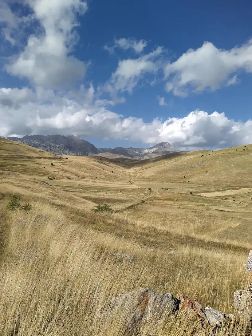 Prati di Campo Imperatore con le montagne del Gran Sasso sullo sfondo