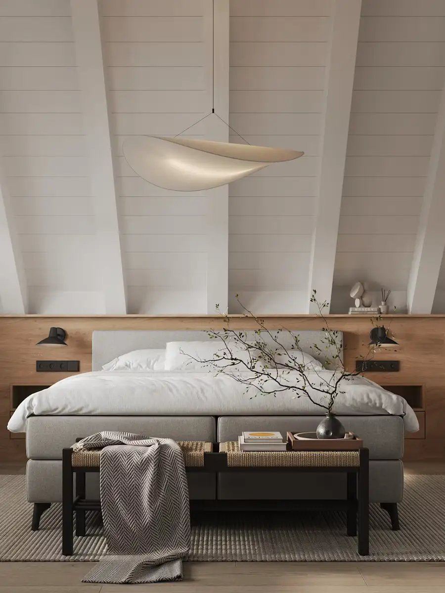Camera da letto luminosa con travi a vista e tonalità neutre