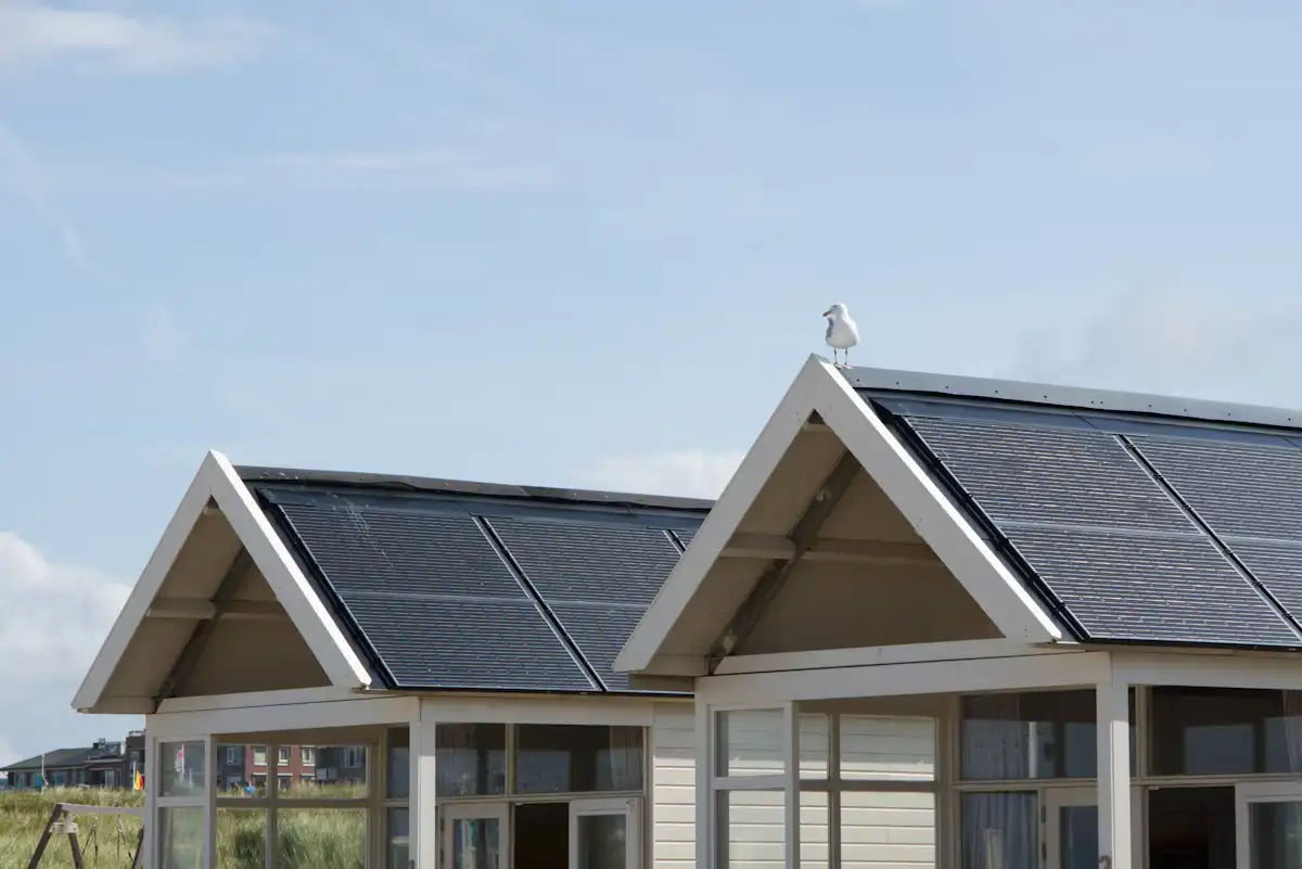 Due abitazioni contemporanee con moduli fotovoltaici in copertura