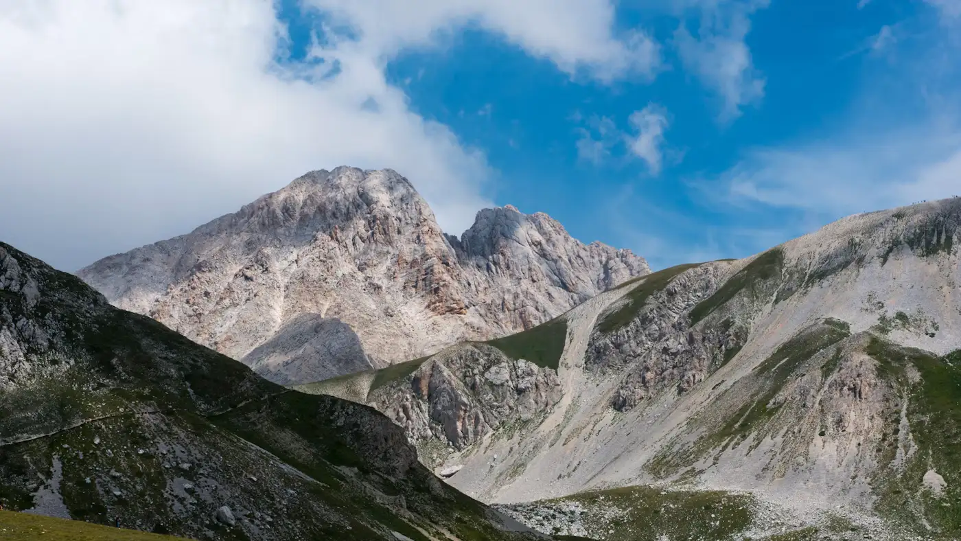 Il massiccio del Gran Sasso visto da un prato nel territorio dell’Aquila
