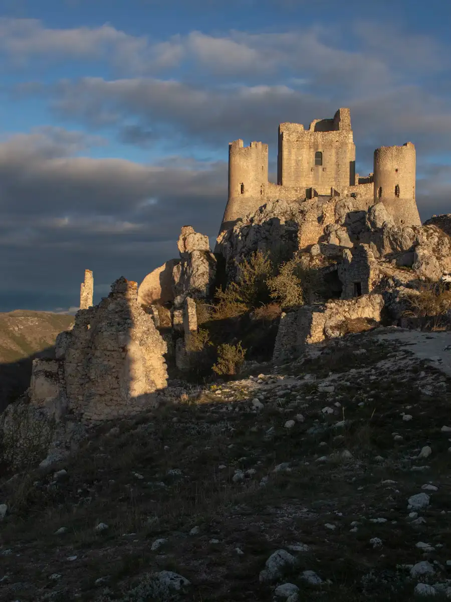 Il castello di Rocca Calascio sulla cima della collina sotto un cielo nuvoloso