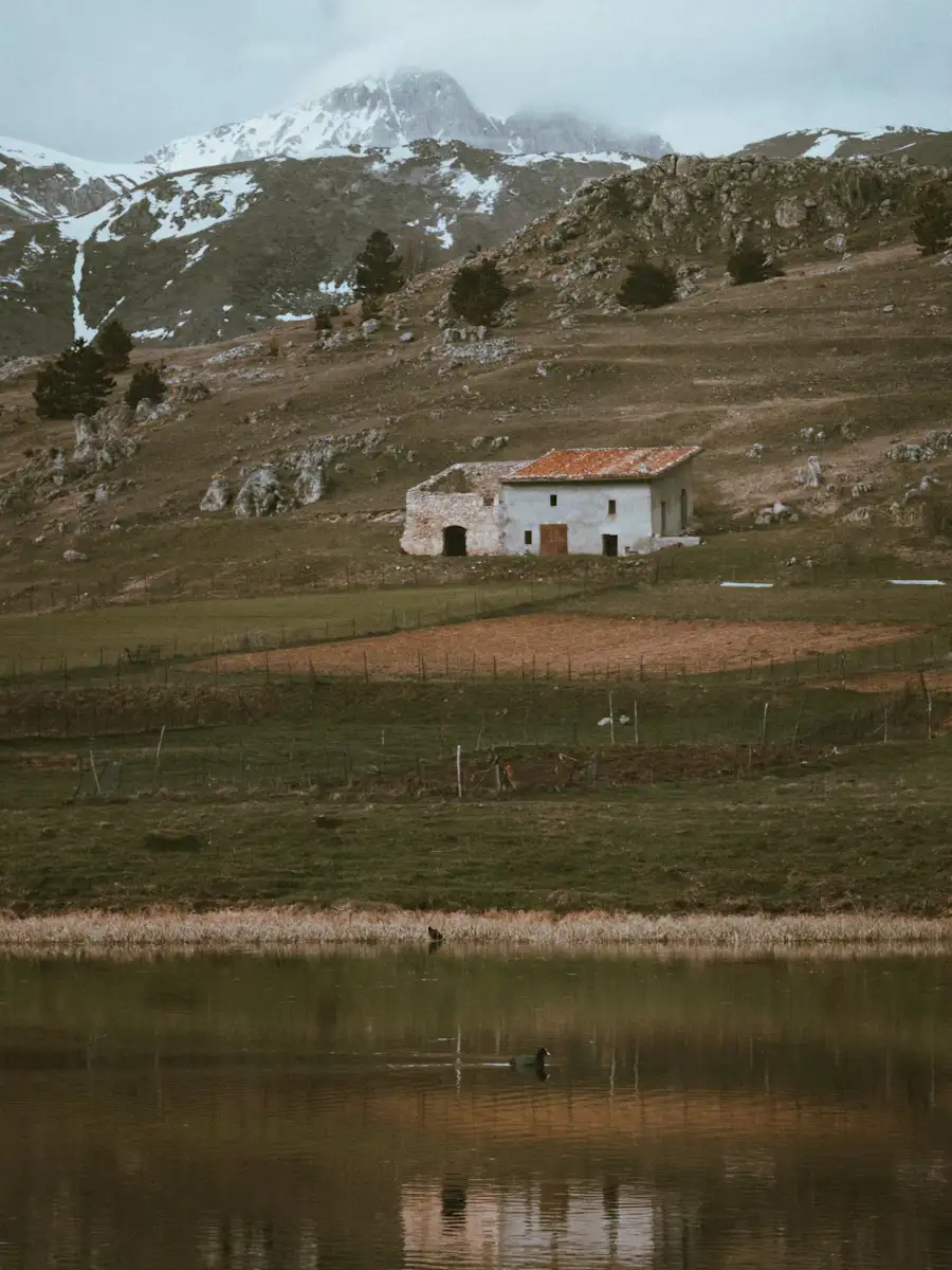 Casa isolata vicino al lago di Filetto, con la montagna alle spalle