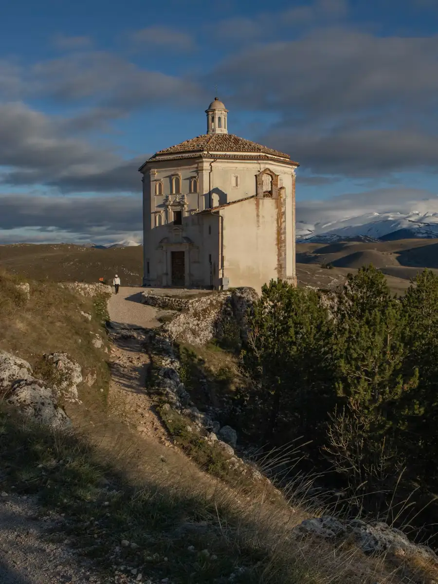 Piccola chiesa su un crinale, con il cielo aperto alle spalle
