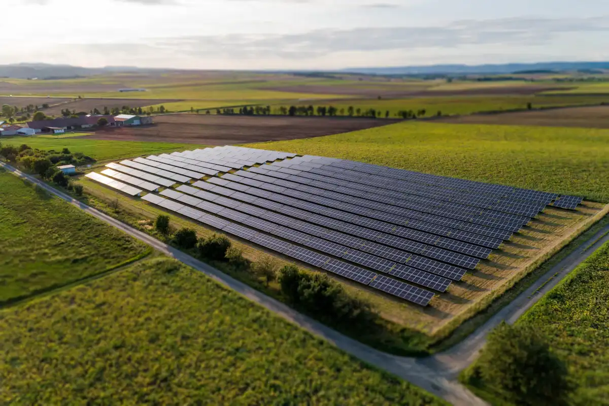 Impianto fotovoltaico a terra tra campi agricoli