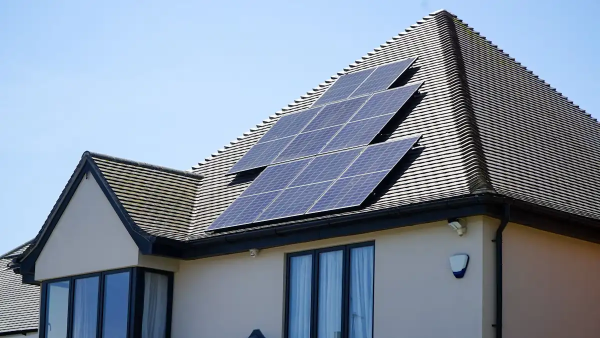 Abitazione con impianto fotovoltaico integrato sulla falda del tetto