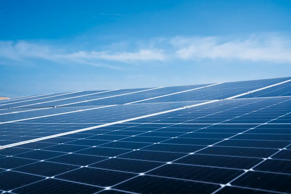 Moduli fotovoltaici in prospettiva contro il cielo