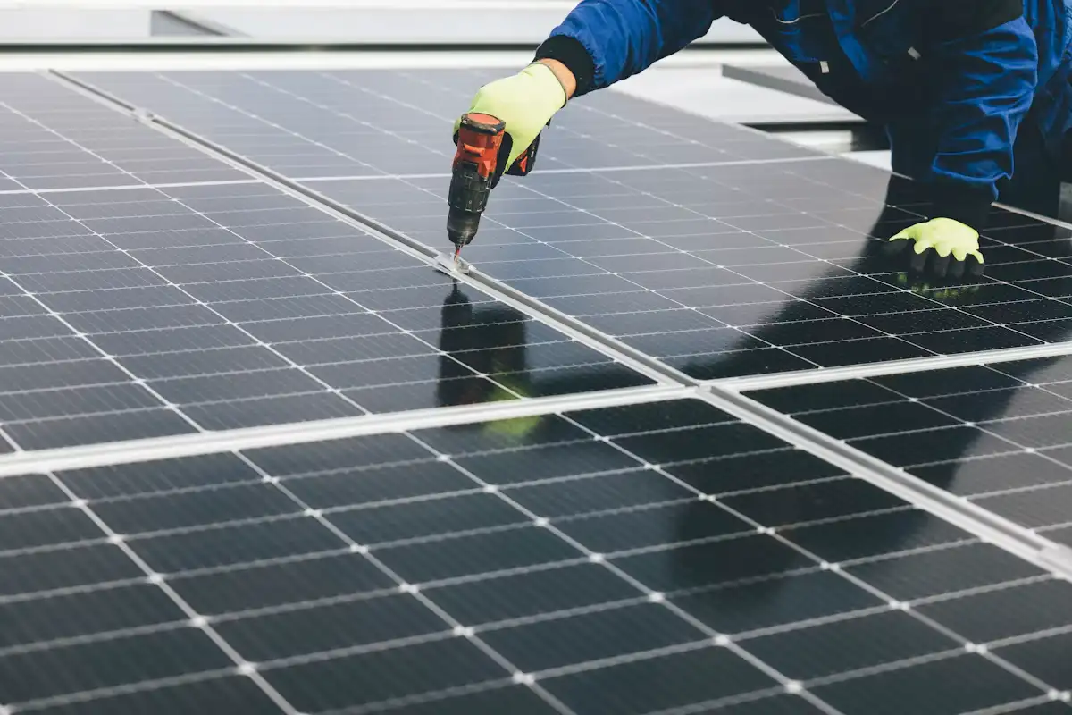 Tecnico al lavoro sul fissaggio di un modulo fotovoltaico