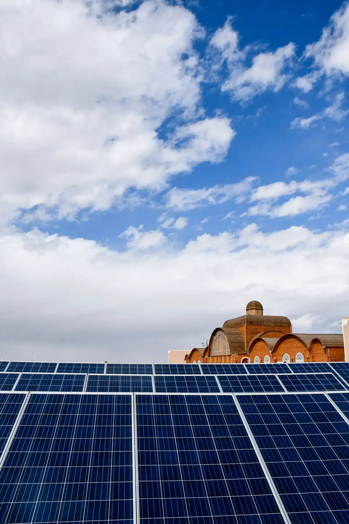 Copertura con moduli fotovoltaici e una cupola storica sullo sfondo