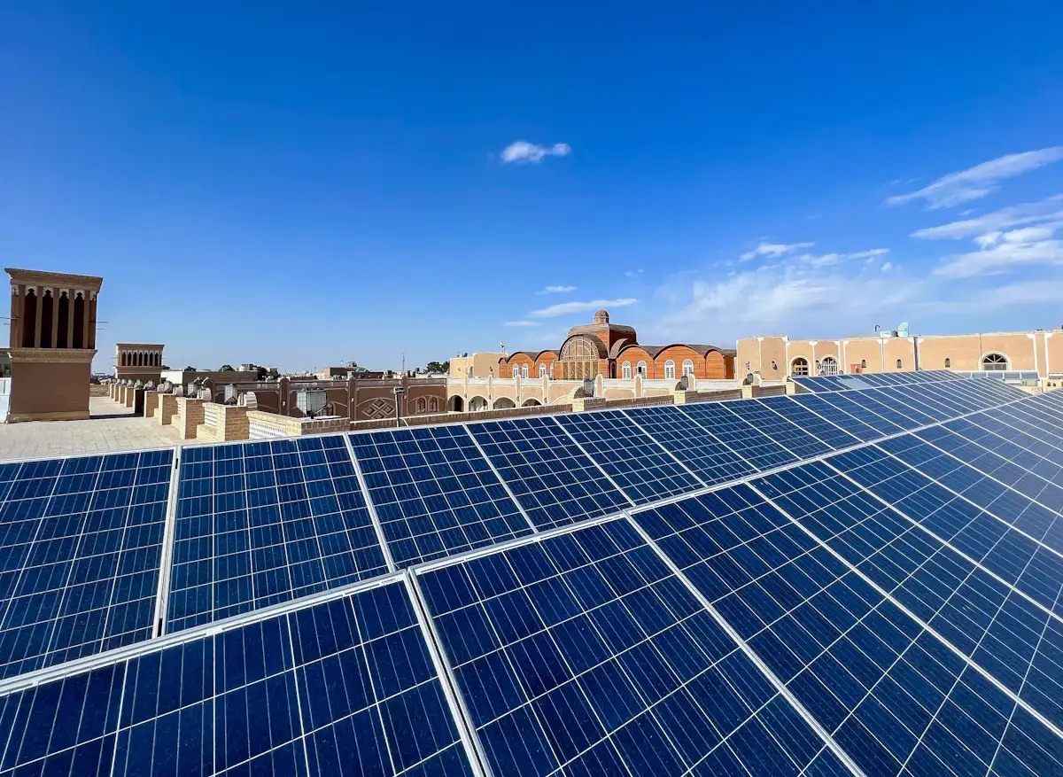 Moduli fotovoltaici sulla copertura piana di un edificio in centro storico