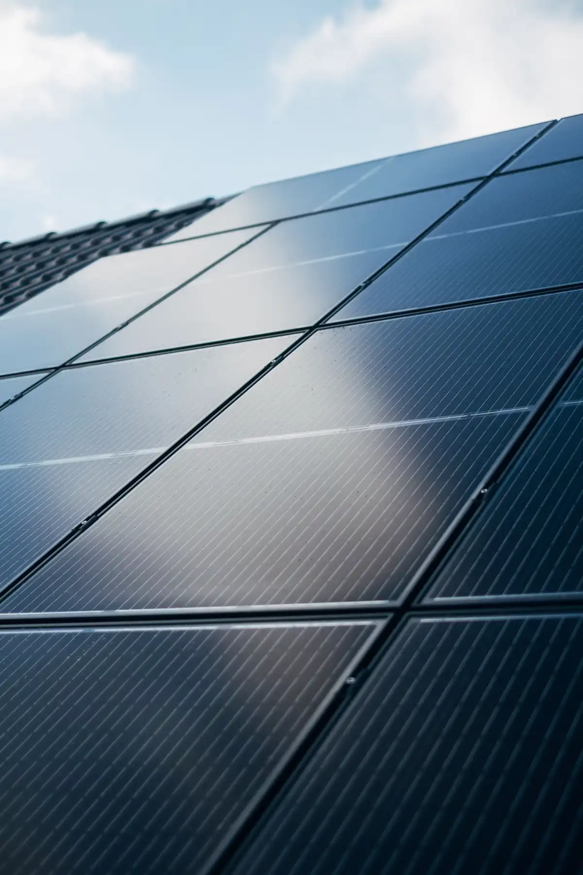 Dettaglio ravvicinato di un modulo fotovoltaico scuro