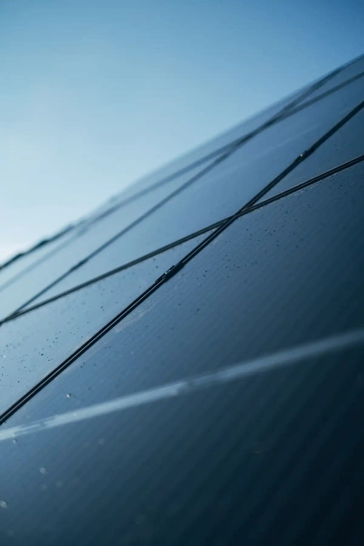Superficie di un modulo fotovoltaico con riflessi