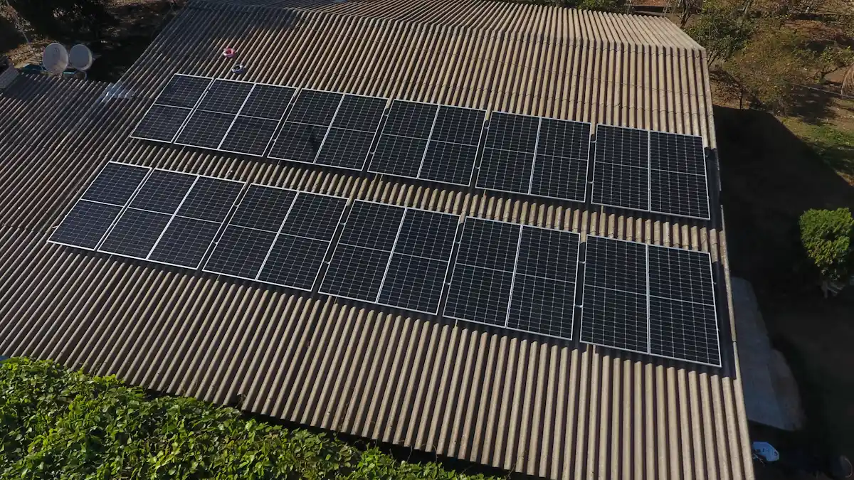 Moduli fotovoltaici installati su una copertura in lamiera grecata