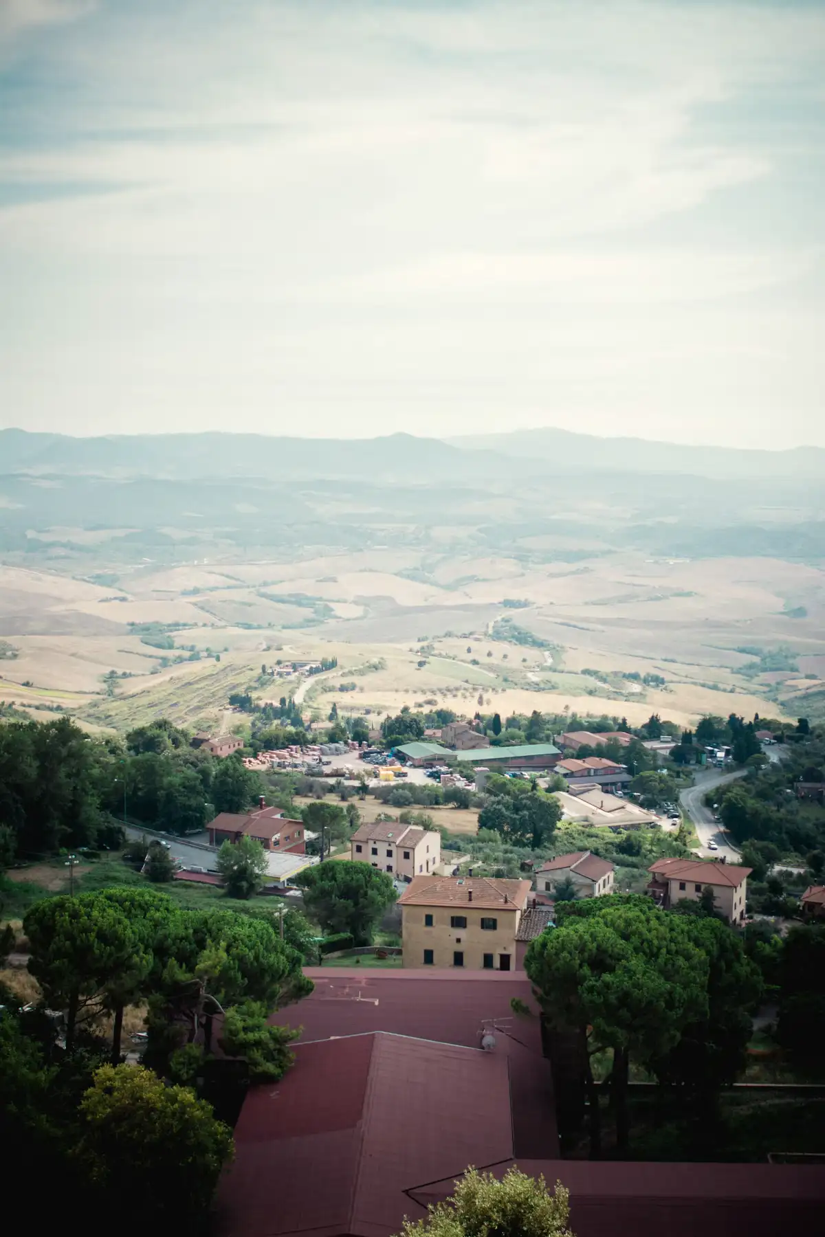 Paese collinare circondato da campagna