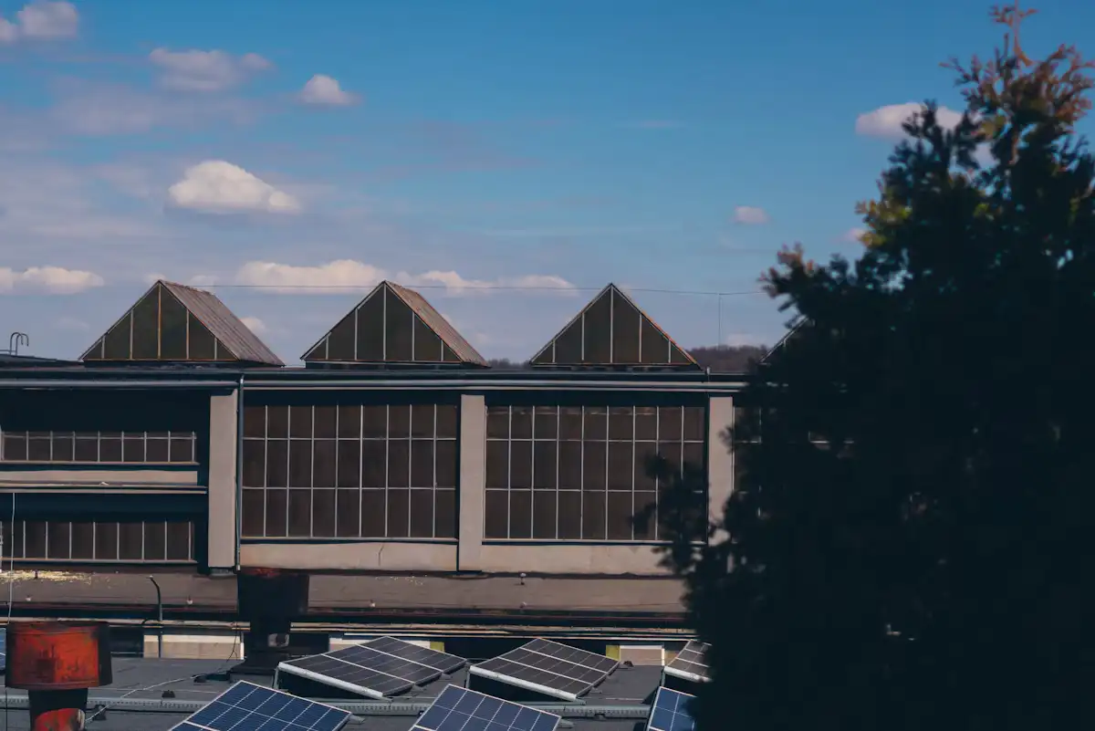 Edificio industriale con copertura a shed e moduli fotovoltaici