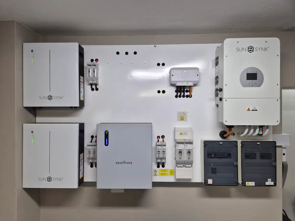 Sistema di accumulo e inverter installati a parete in un locale tecnico