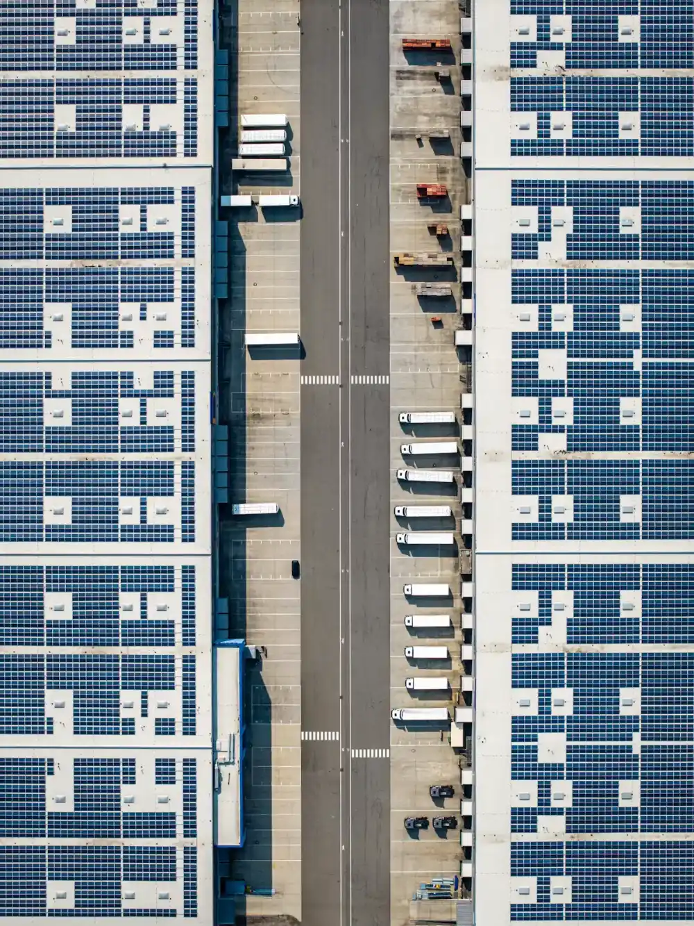 Vista zenitale di un magazzino logistico con impianto fotovoltaico