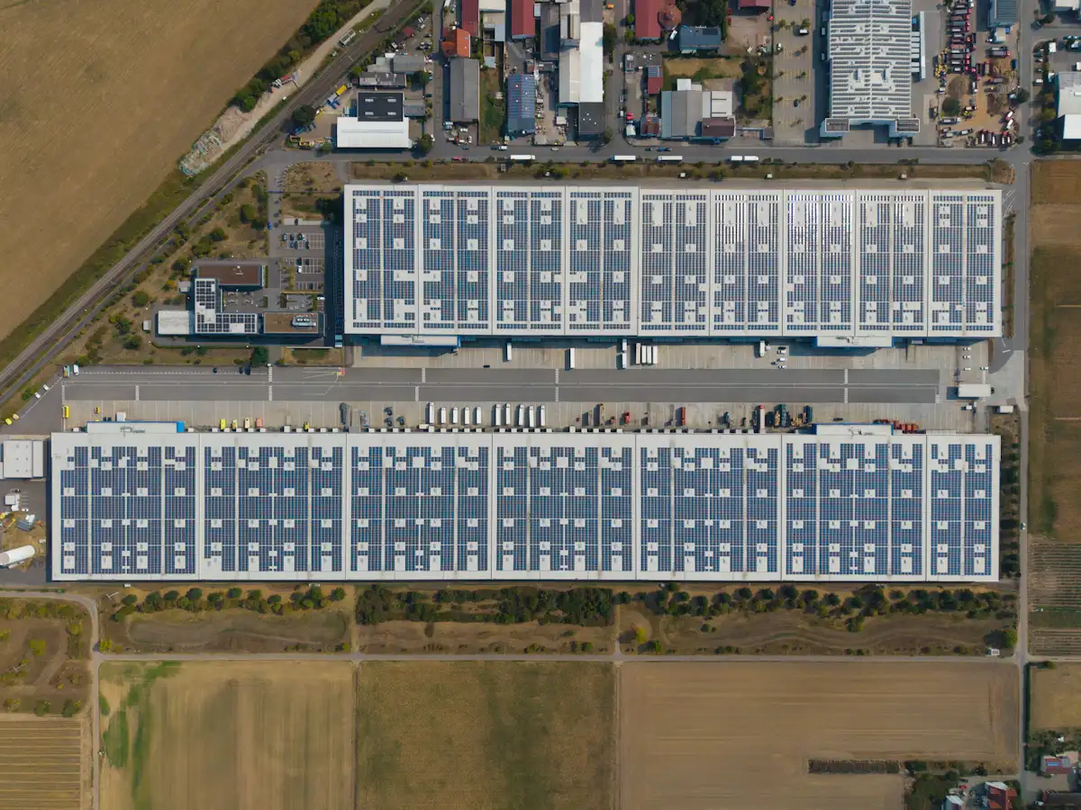 Vista aerea di due capannoni industriali con coperture fotovoltaiche